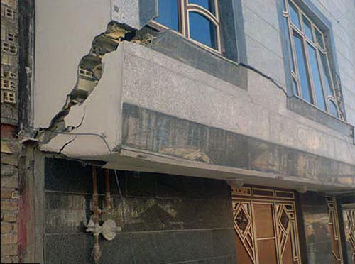 ترک خوردن سنگ های نمای ساختمان